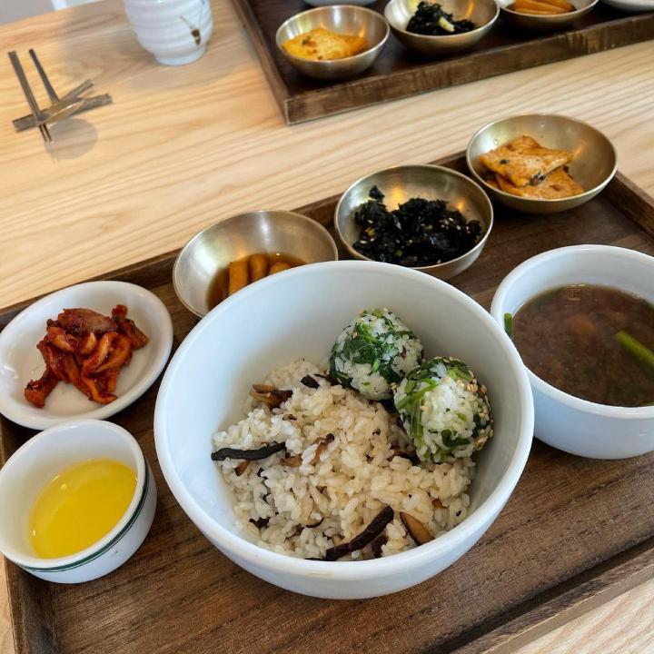 정갈한 음식들을 맛볼 수 있는 공간