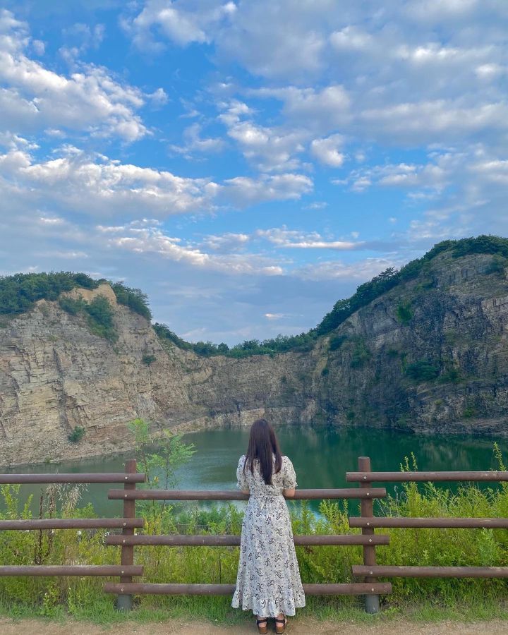 절벽과 호수의 조화