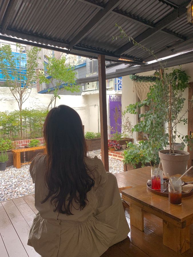 마당 옆 마루 자리
