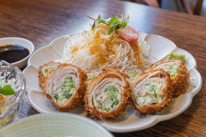 겹겹이 말린 밀푀유가츠