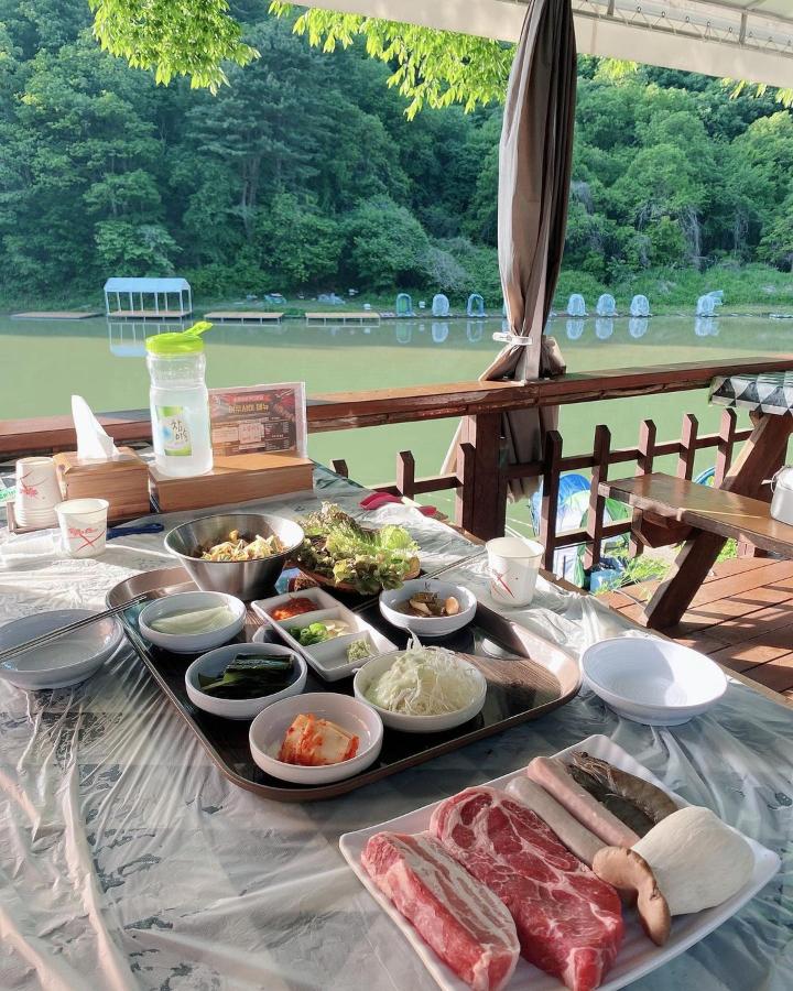 여우사이 야외 테이블