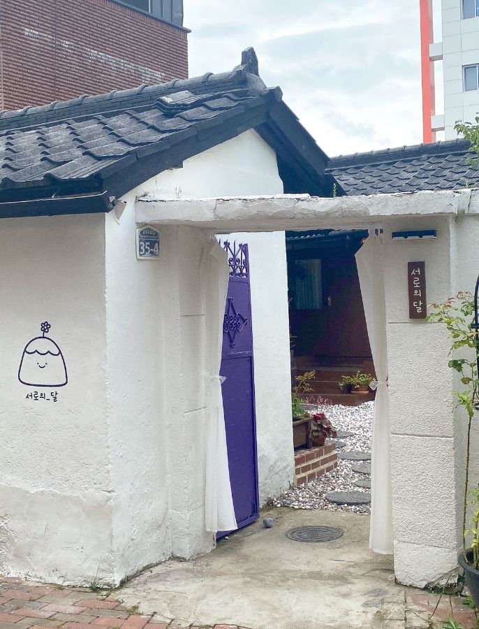 모미가 반겨주는 서로의달 입구