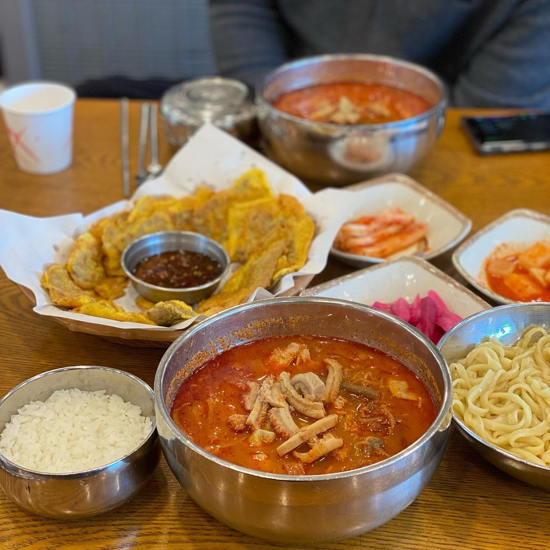 면 사리가 따로 나오는 동동국수 육칼과 신메뉴 육곱탕