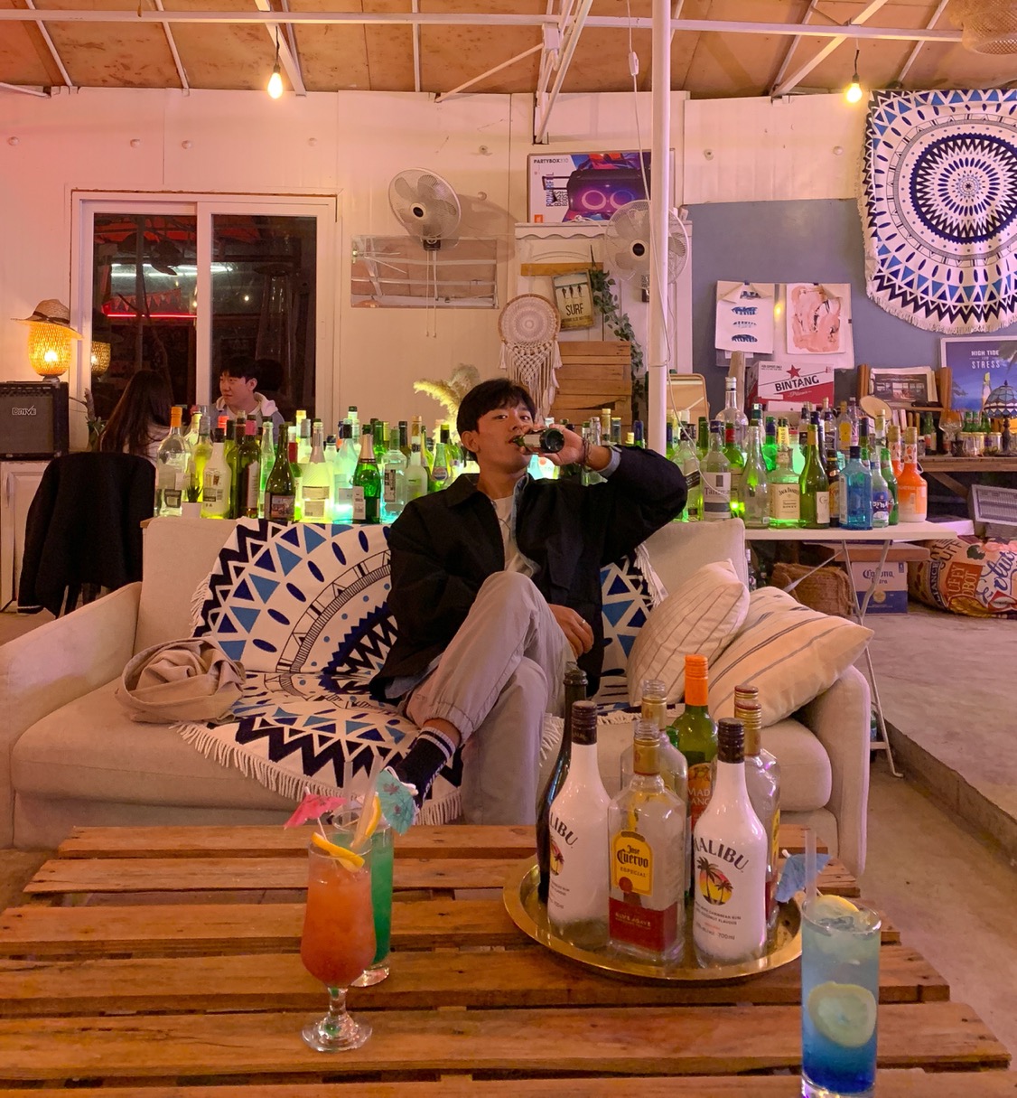 맥주, 커피, 음료를 즐길 수 있는 카페 선베드