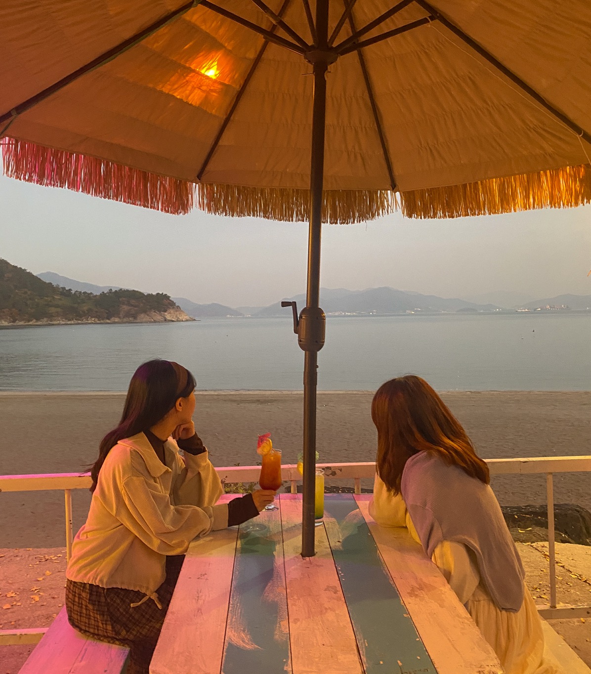 해변 바로 앞에 위치한다.