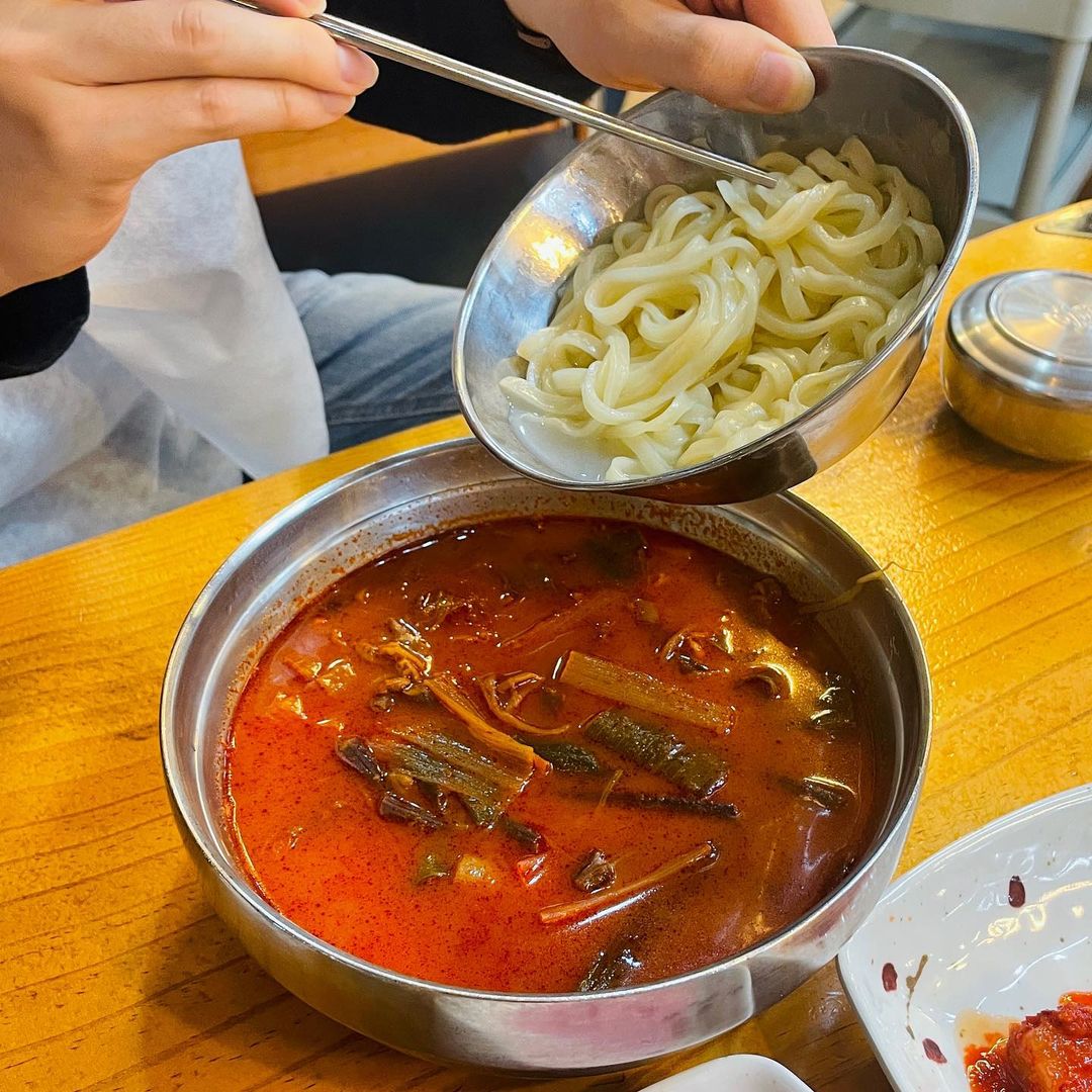 면 사리가 따로 나오는 동동국수 육칼