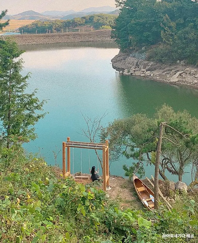 그네를 타며 여유로운 시간을 보낼 수 있다, 출처=아로새기다