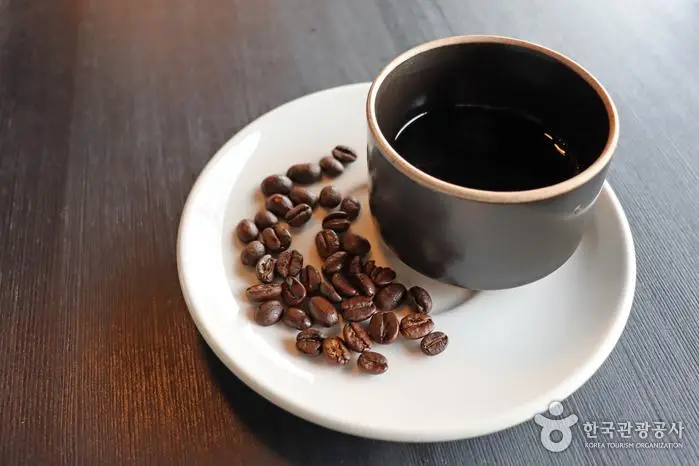 적당히 볶은 원두는 다크초콜릿 색깔이다.