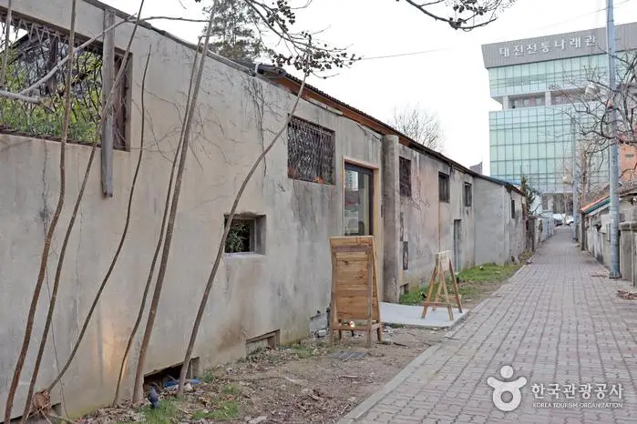 창고로 사용된 관사. 지금은 태국 음식 전문점 치앙마이방콕이다.